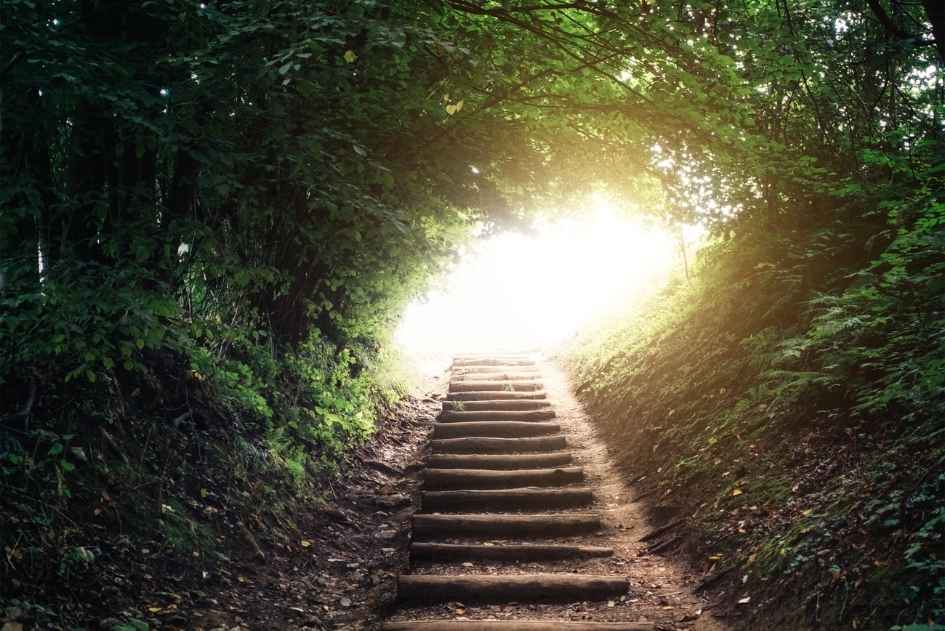 Treppen mit Lich am Ende der Treppe