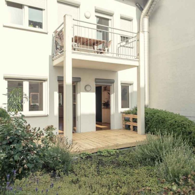 Bepflanzte Terrasse mit Blick ins Yogastudio in Stuttgart Ost