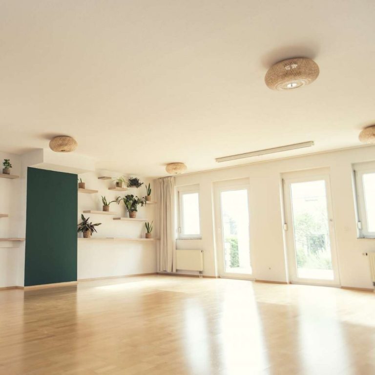 Heller Studioraum für Yoga mit Türen zur Terrasse