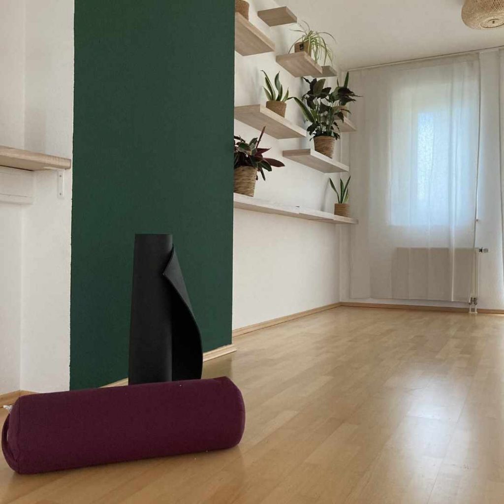 Rote und schwarze Yogamatte im Kursraum von Yoga Garden