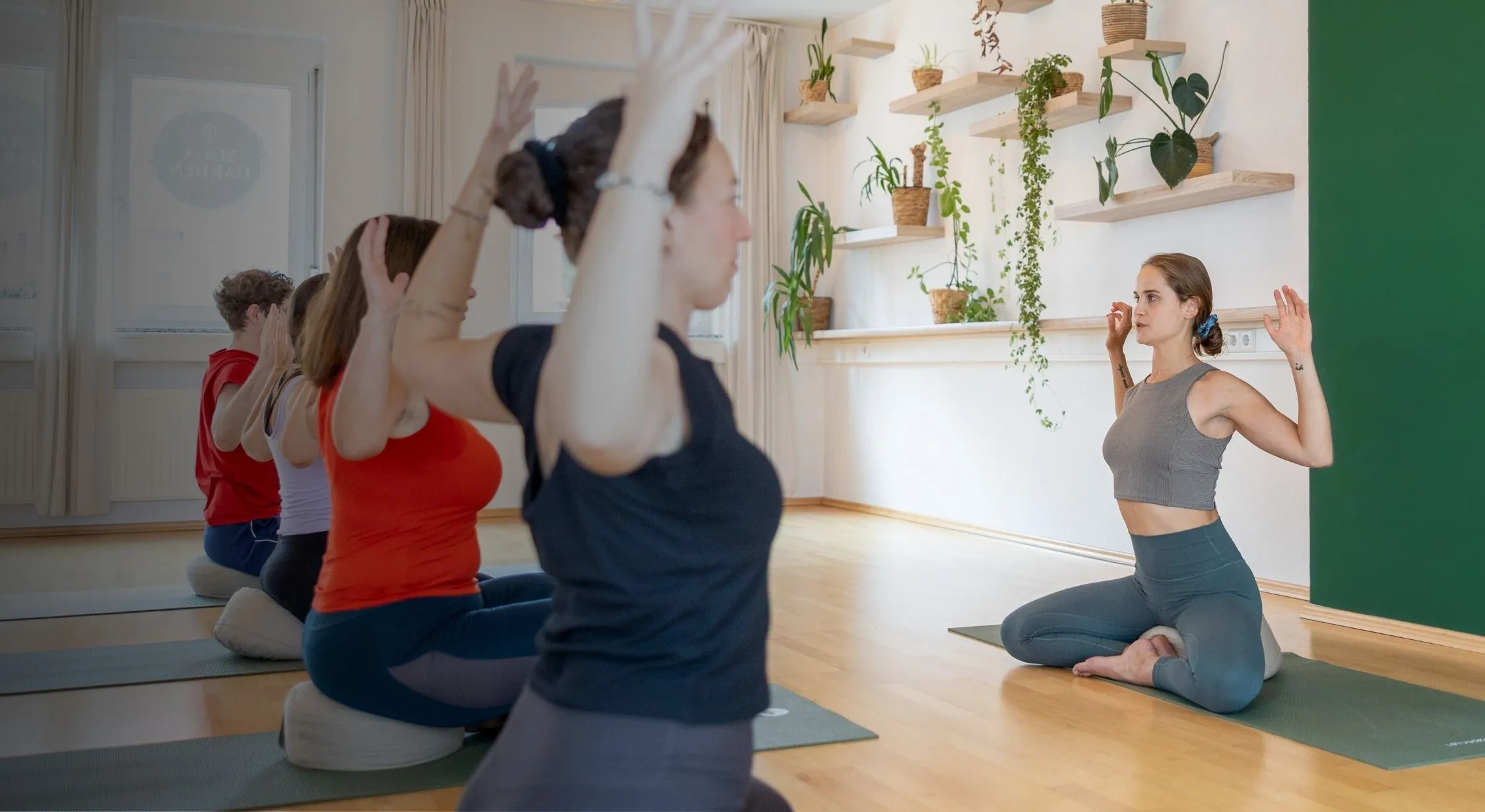 Menschen bei Yoga in Stuttgart, die an einer Yogaklasse teilnehmen